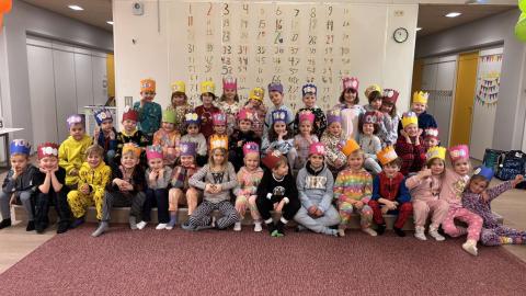 Nemendur 1. bekkjar með 100 daga kórónur